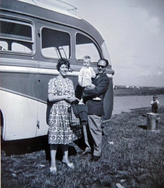 STRANDVEJEN - LYSTRUP STRAND, familien Rask ankommer med bussen.jpg